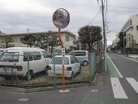 道路の角に自立式ミラーが設置されている様子の写真