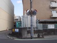 道路に電柱共架式ミラーが設置されている様子の写真