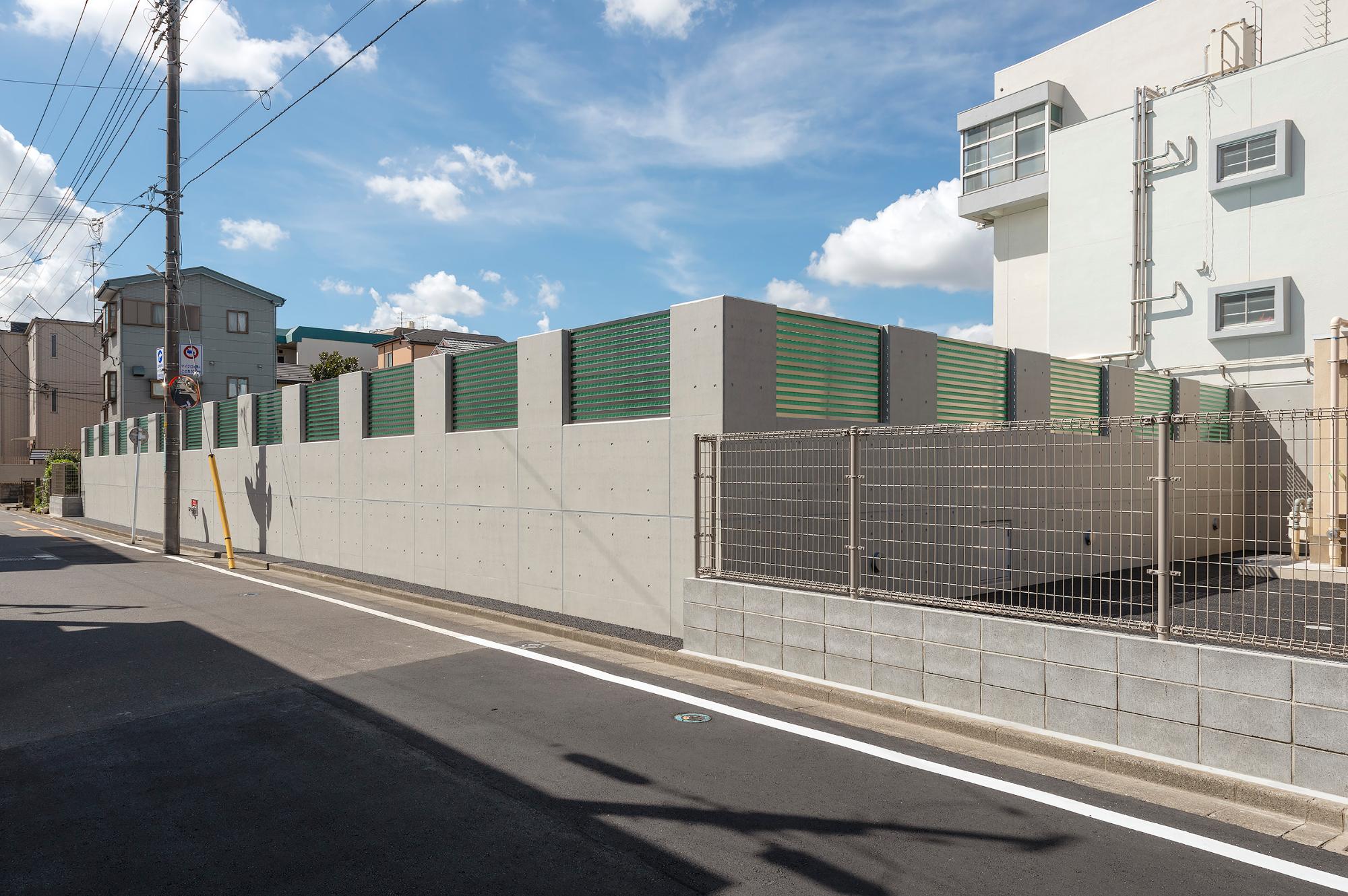 仲町中学校プール 道路側から見たプールを映す写真