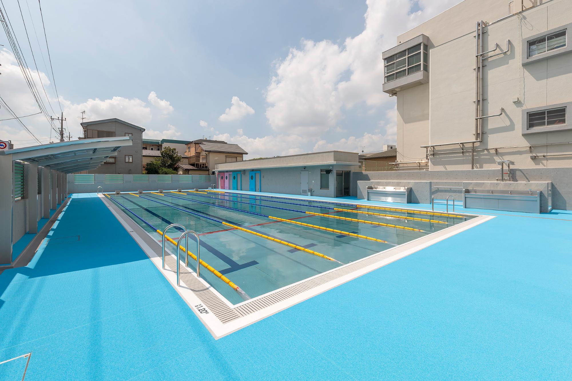 仲町中学校のプール全体が映る写真