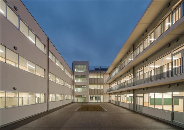 夕方の安行中学校のライトコートの写真