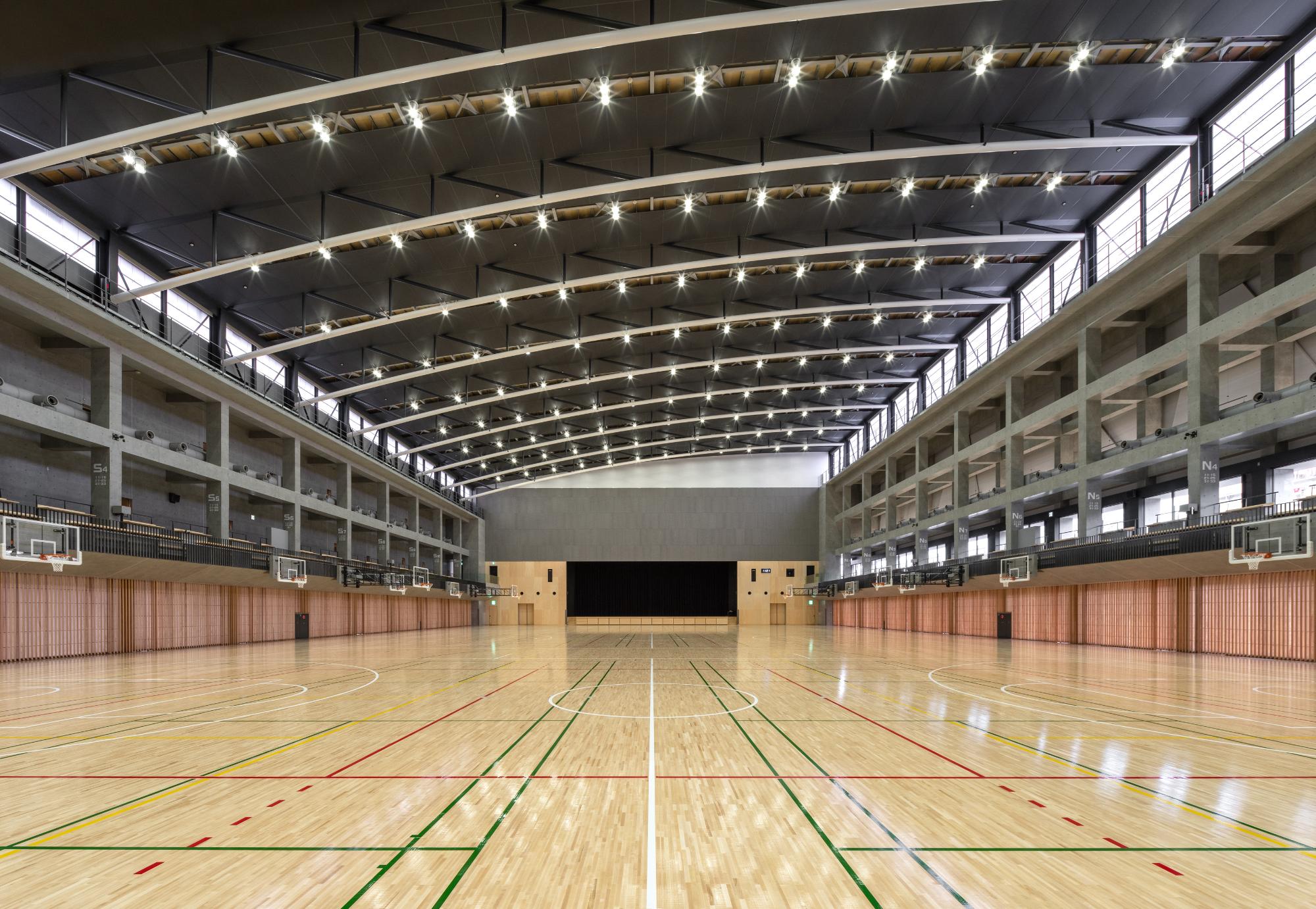 川口市立高等学校・川口市立高等学校附属中学校 アリーナ棟 アリーナS棟の大アリーナの写真