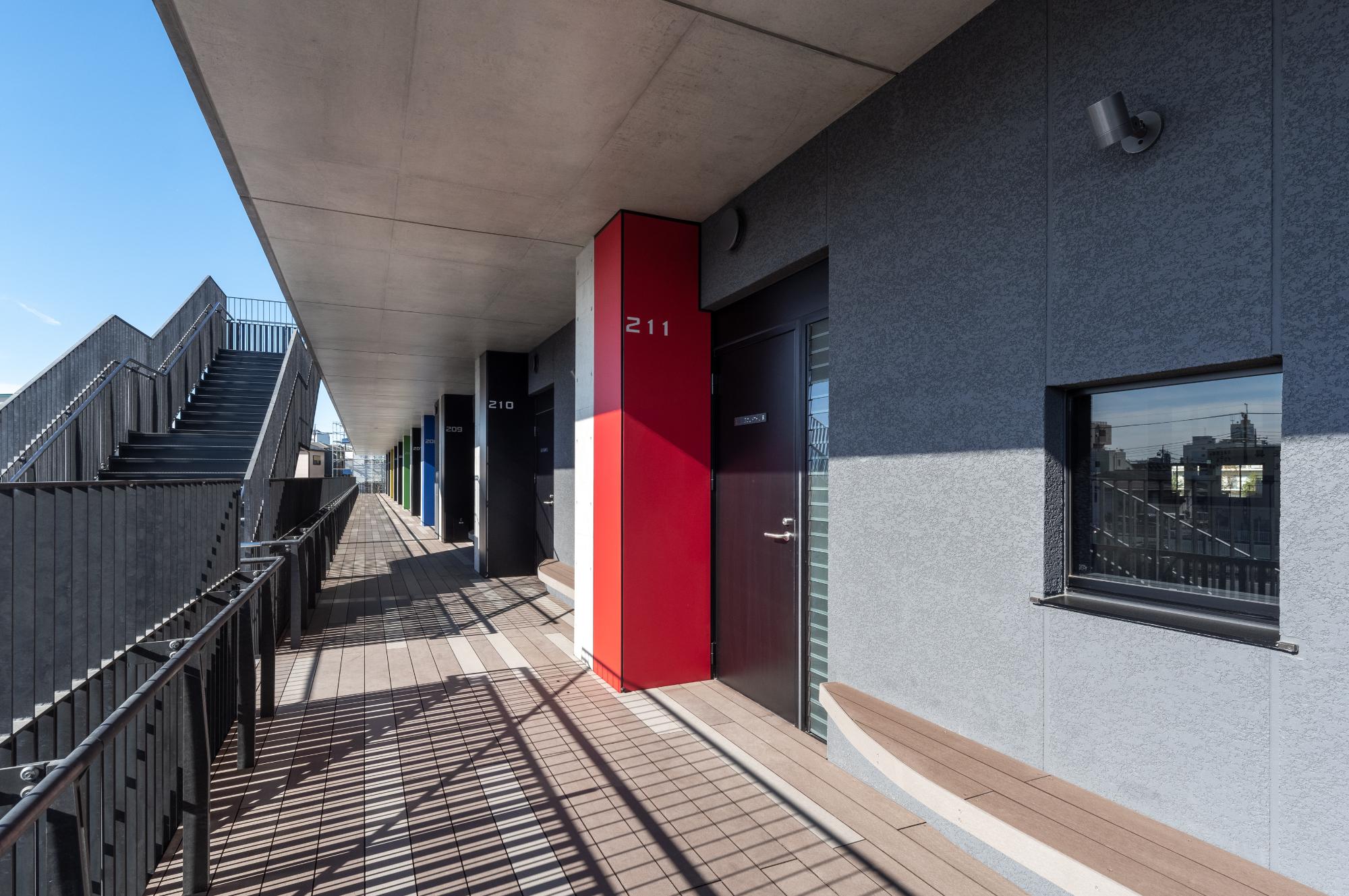 川口市立高等学校・川口市立高等学校附属中学校 アリーナ棟 アリーナS棟外部廊下の写真