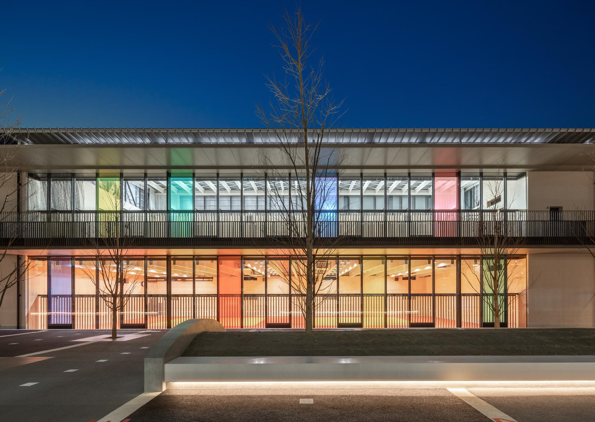 川口市立高等学校・川口市立高等学校附属中学校 アリーナ棟のフィジカルストリートの夜景写真