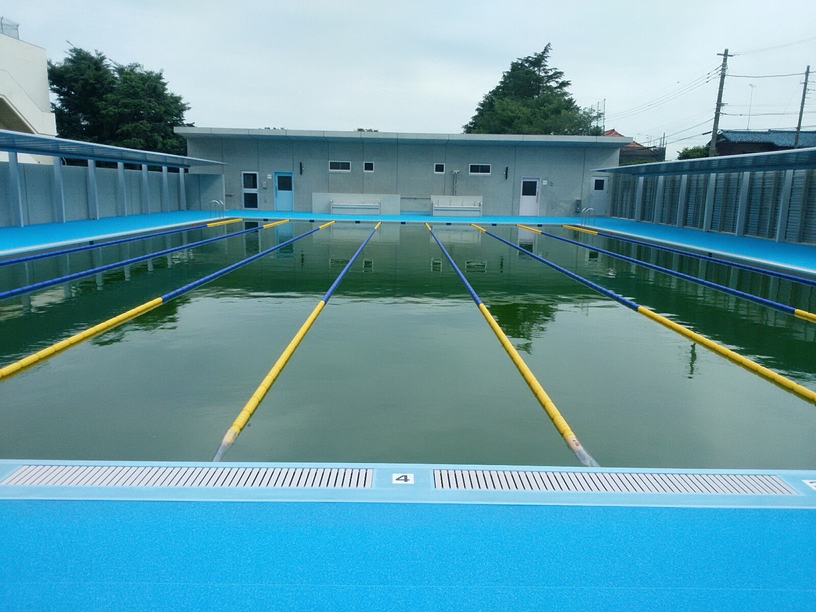 鳩ヶ谷中学校のプールを正面から撮影した写真