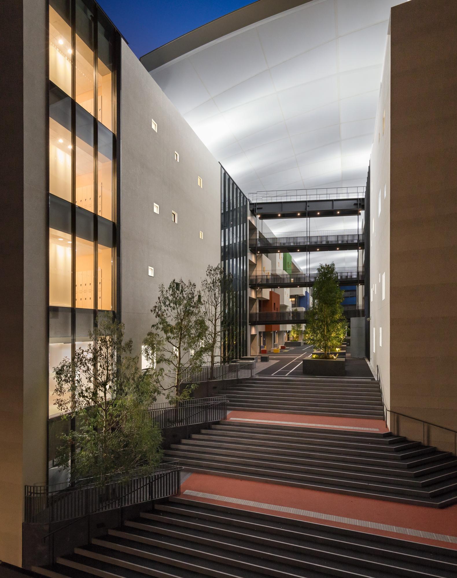 川口市立高等学校附属中学校の東側外観(全日制生徒出入口)の夜景写真