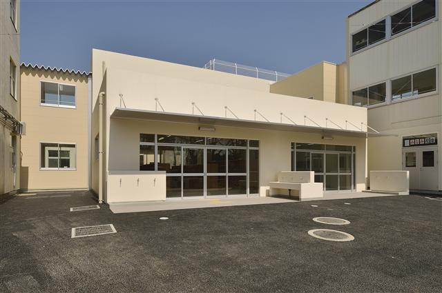 神根小学校の昇降口外観の様子の写真