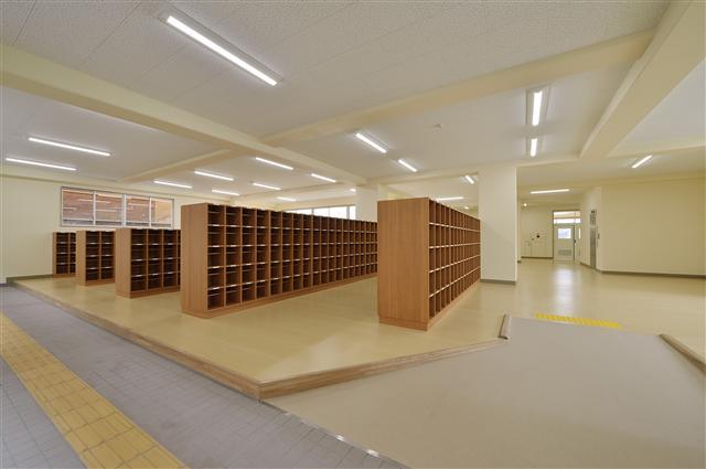 神根小学校の昇降口の様子の写真