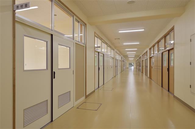 神根小学校の廊下の様子の写真