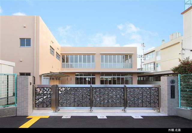 前川小学校のゲートのある正面外観の写真