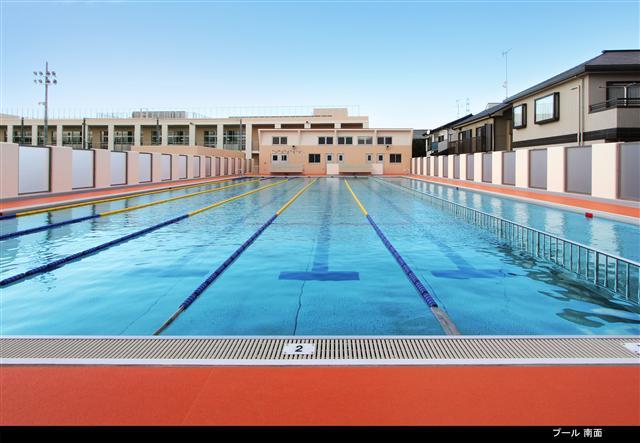 晴天下の前川小学校のプールの写真