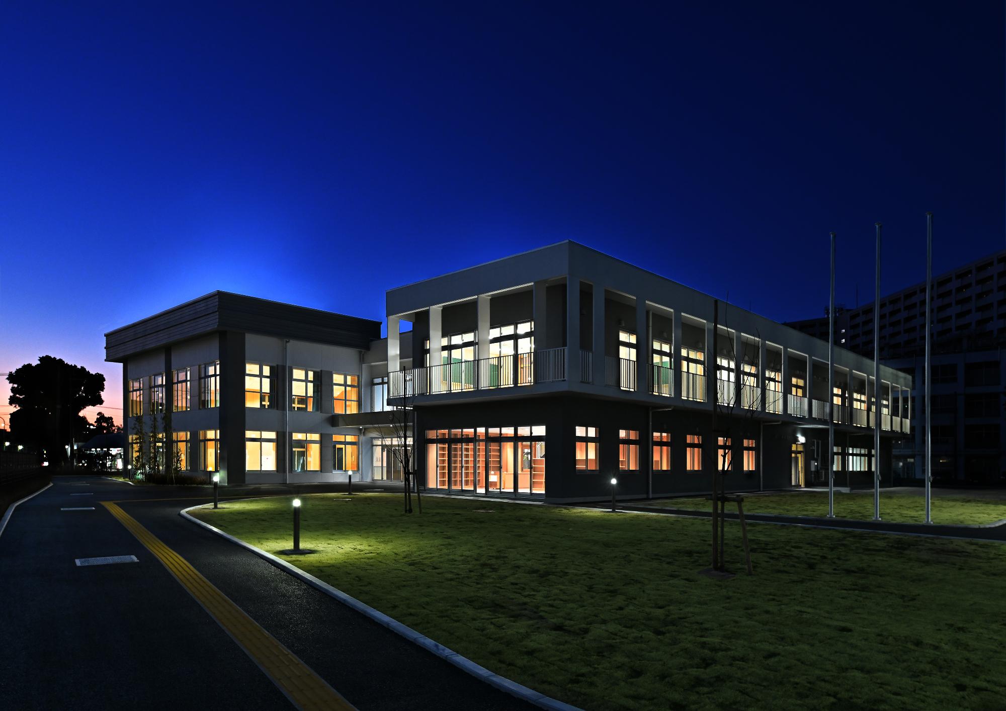 川口市立芝西中学校陽春分校 南側外観(夜景)