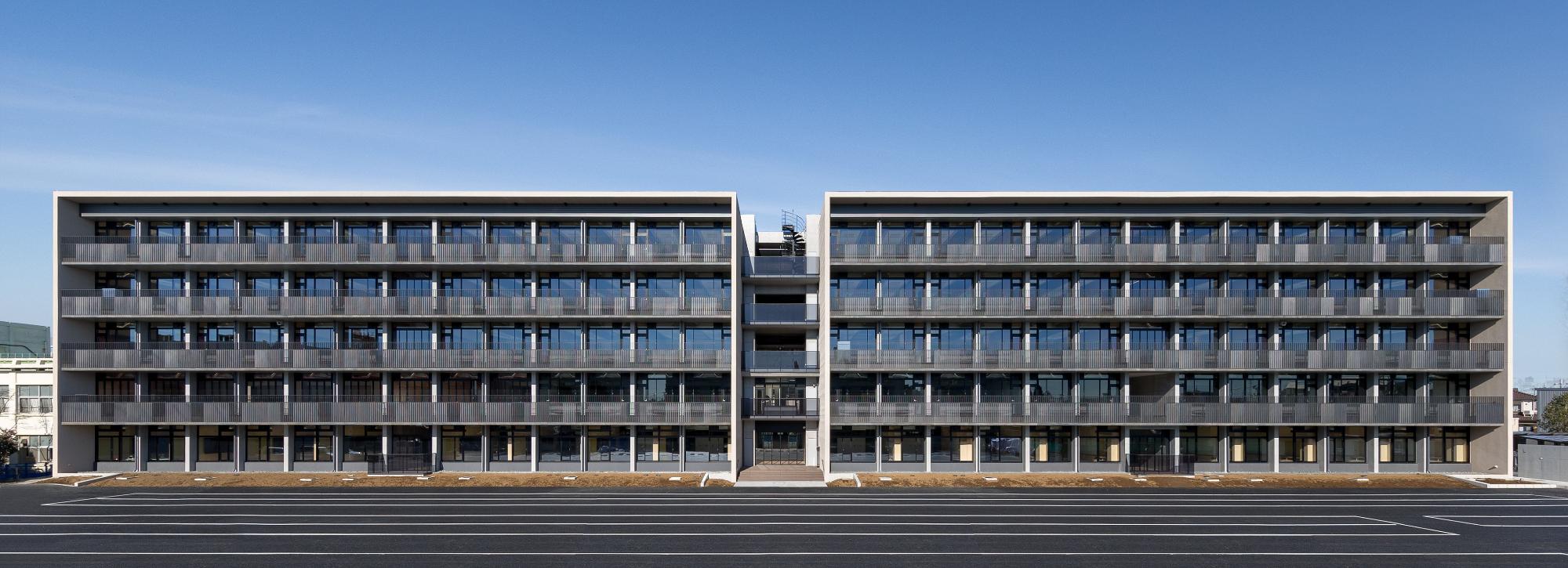 川口市立高等学校附属中学校の南側全景写真