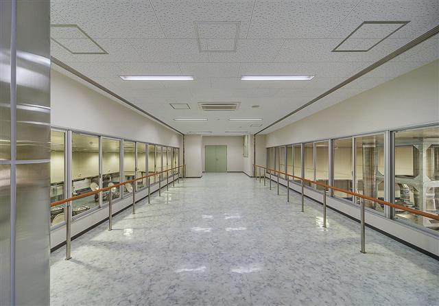 元郷学校給食センター見学通路写真