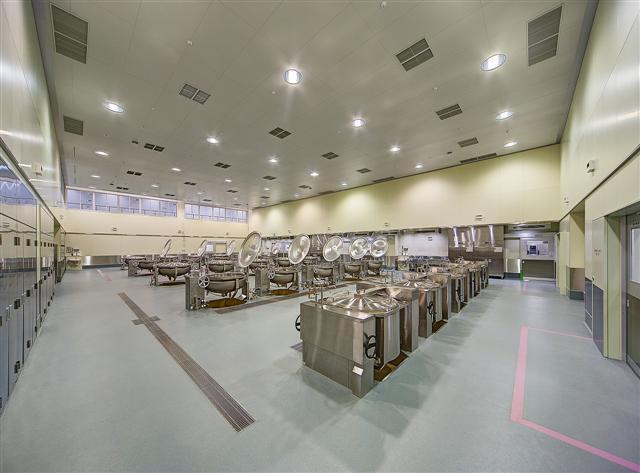 元郷学校給食センター調理室写真