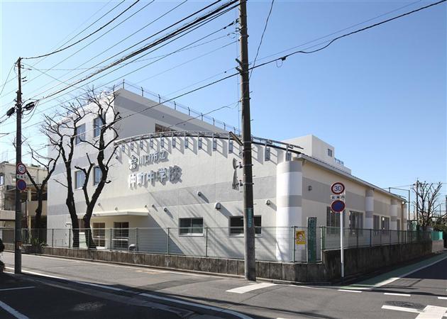 仲町中学校正面外観写真
