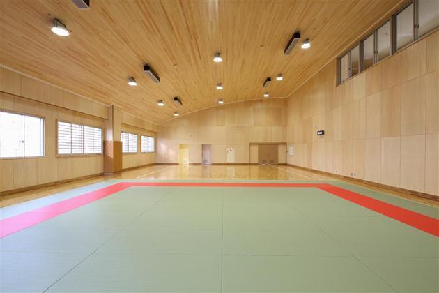仲町中学校武道場内観写真