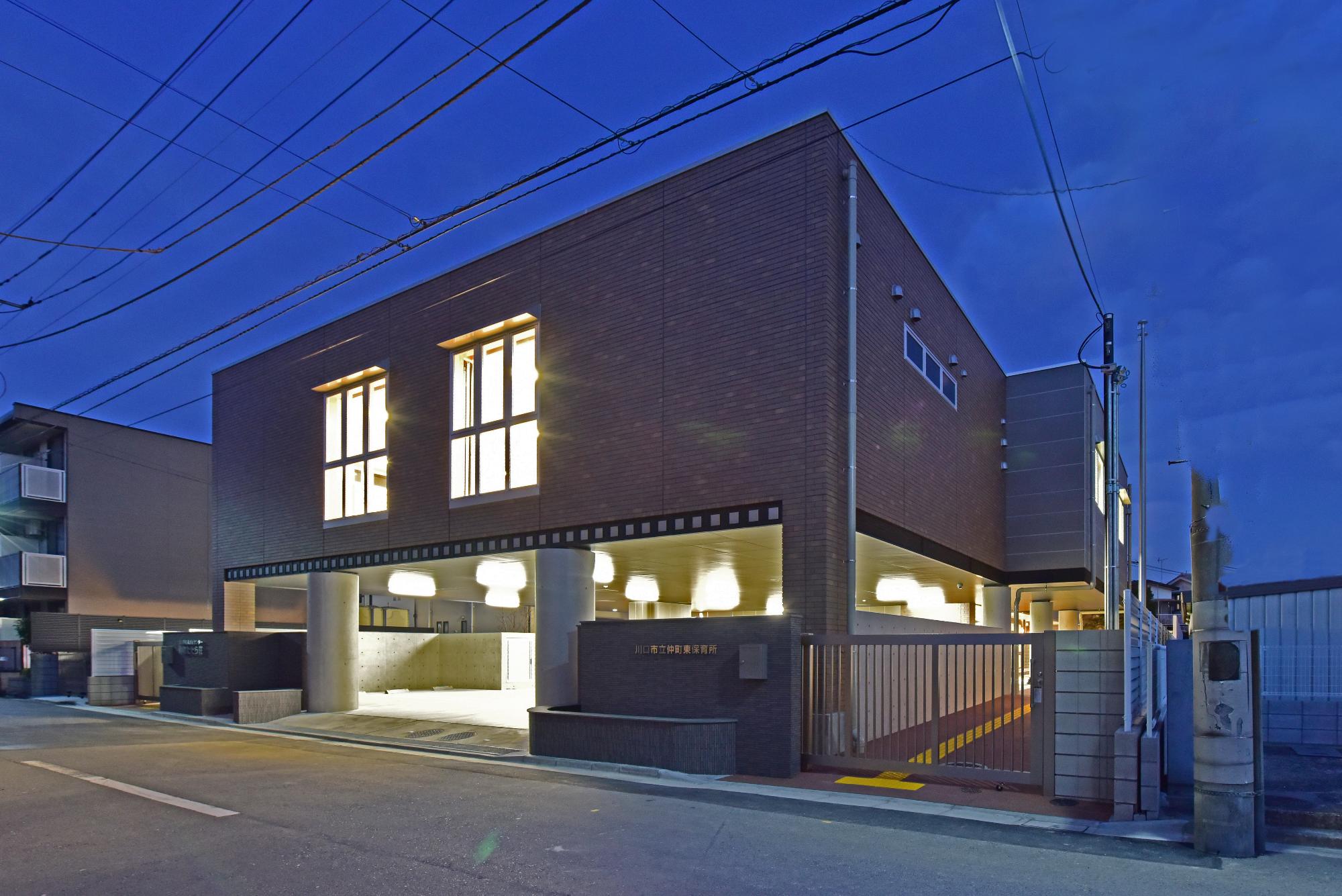 仲町東保育所・仲町たたら荘の西側外観の夜景写真