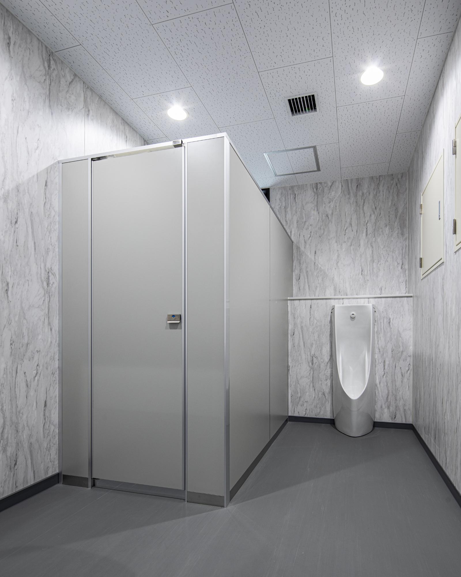 オートレース審判棟の男子トイレの写真