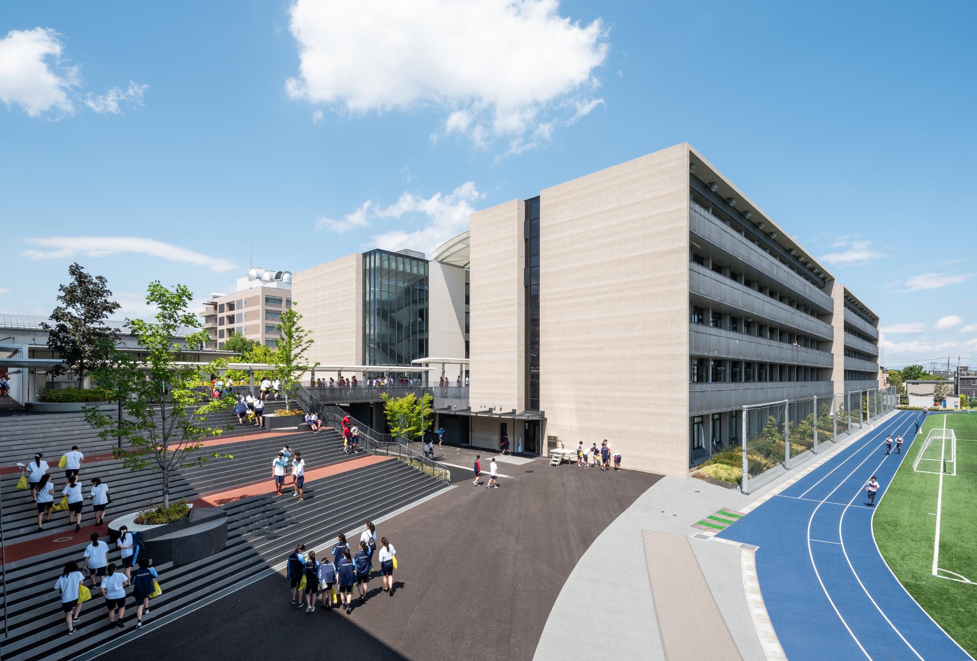 川口市立高等学校・川口市立高等学校附属中学校 アリーナ棟の屋外階段の写真