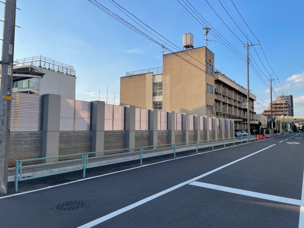 飯仲小学校プール トイレの写真