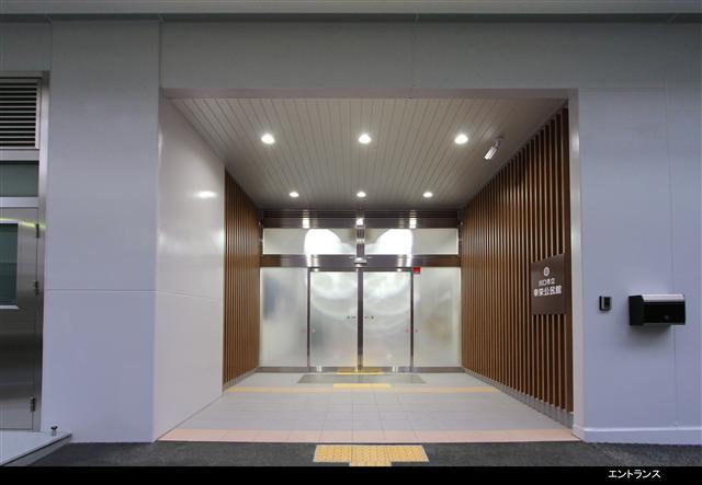 幸栄公民館の無人のエントランスの写真