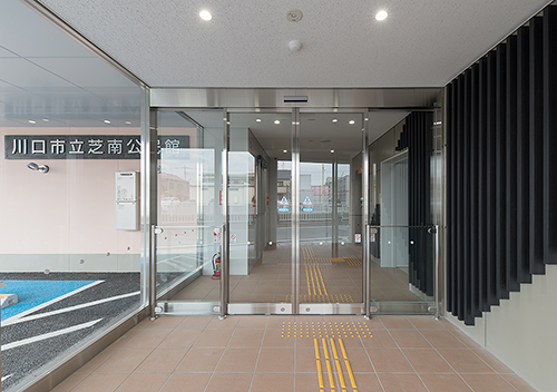 芝南公民館の正面玄関の写真