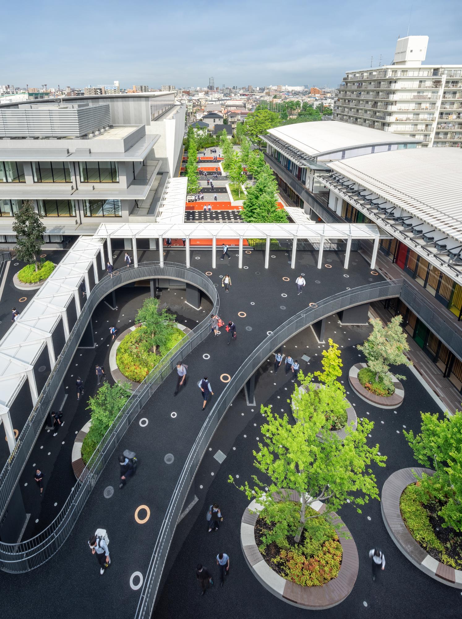 川口市立高等学校・川口市立高等学校附属中学校 アリーナ棟の中央広場の写真