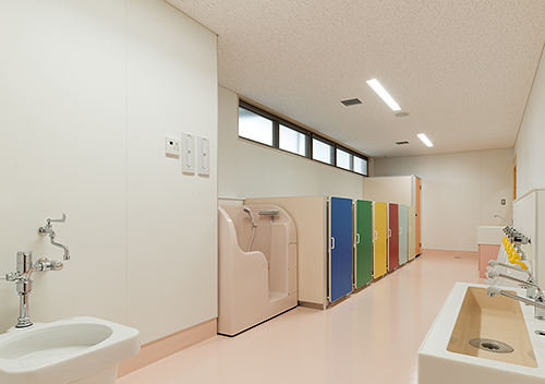 芝南保育所の幼児用トイレの写真