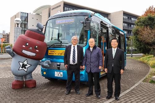 右から国際興業株式会社 南代表取締役社長、奥ノ木市長、日本工業大学 辻村先進工学部長
