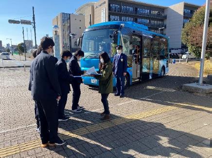 川口市立高等学校の生徒の自動運転バスの試乗