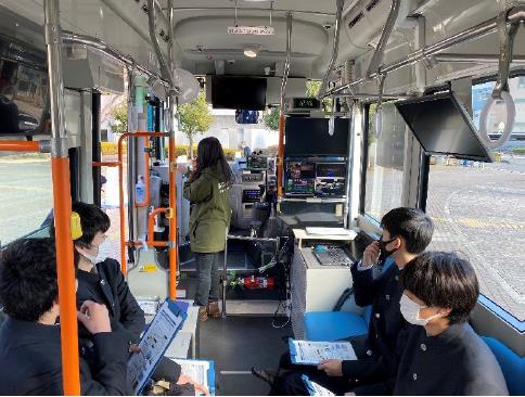 自動運転バス車内