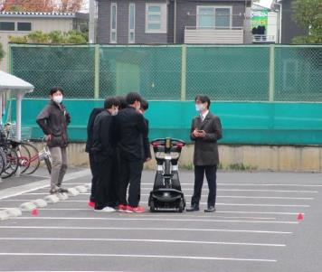川口市立高等学校でのパーソナルモビリティの試乗