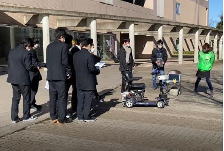 川口市立高等学校の生徒のパーソナルモビリティのの試乗