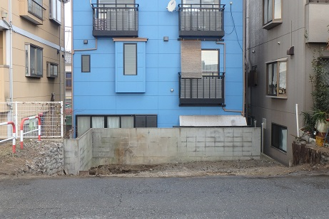 空き家が解体され更地となっている。