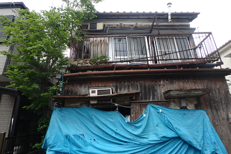 空き家解体前 大きく傾いている。