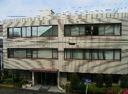 曇りの日の教育庁舎の正面の写真