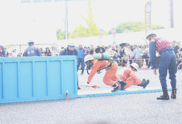 要救助者をロープで縛着して救出