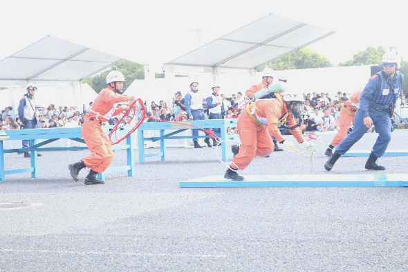 空気呼吸器を着装して煙道に進入