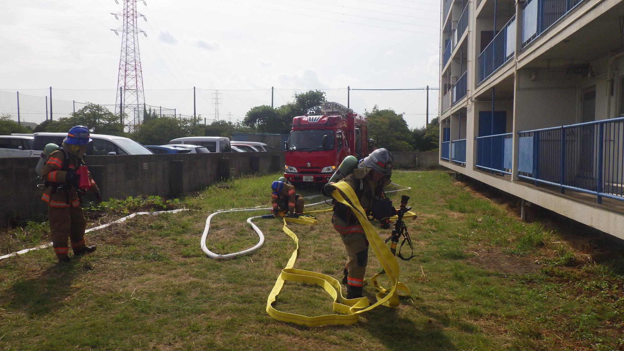 伊刈消防隊が放水準備。放水に使用するホースやノズルは東浦和出張消防隊のものを使用します。これは、災害現場に近い車両の資器材を使用することで作業効率を良くするためです。