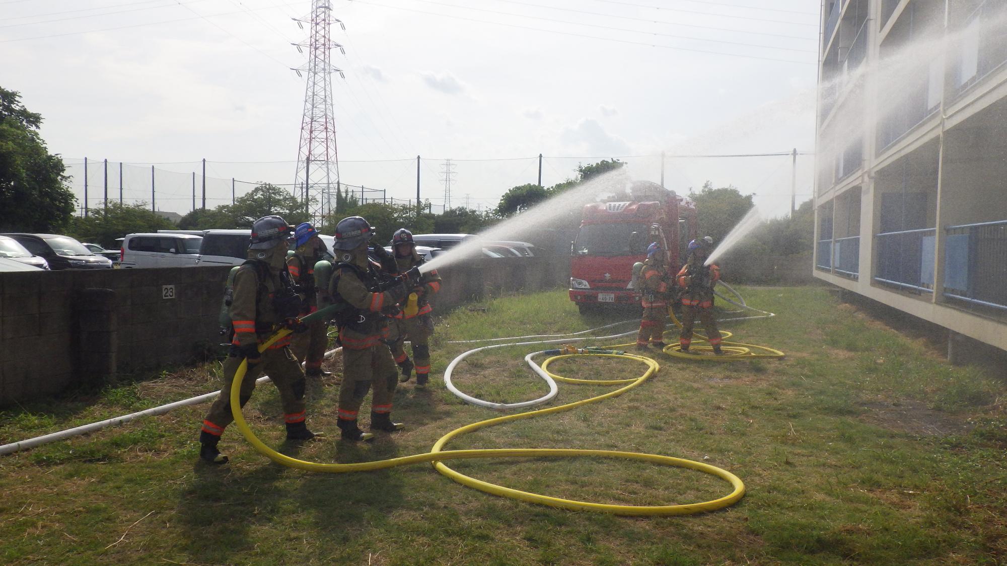 放水活動。2隊が協力し放水することにより火災を制圧していきます。