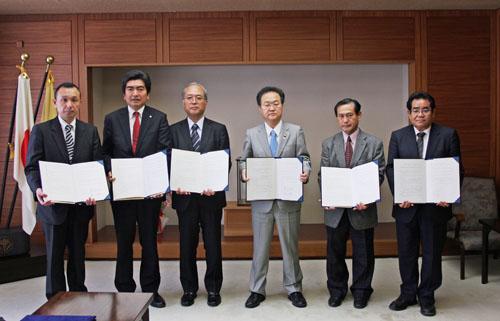生活困窮者自立支援制度の連携協定締結式で記念撮影する市長の写真2