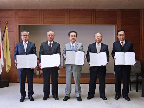 生活困窮者自立支援制度の連携協定締結式で記念撮影する市長の写真