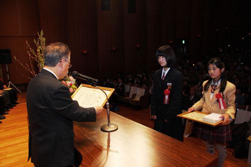 第56回川口市明るい街づくり運動推進大会で賞状を授与する市長の写真