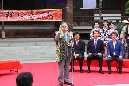 川口宿鳩ヶ谷宿日光御成道まつり秋絵巻2016でスピーチする市長の写真