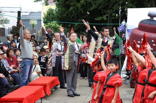川口宿鳩ヶ谷宿日光御成道まつり秋絵巻2016でポーズを取る市長の写真