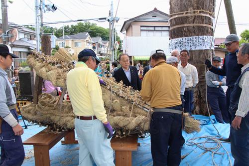安行原の蛇造りの様子を観察している市長の写真