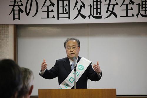 武南警察署春の交通安全運動出発式でスピーチする市長の写真