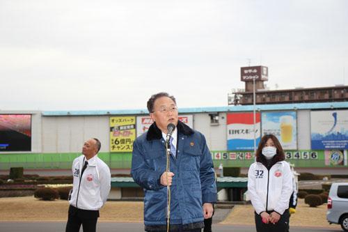 川口オートレースで年頭あいさつする市長の写真
