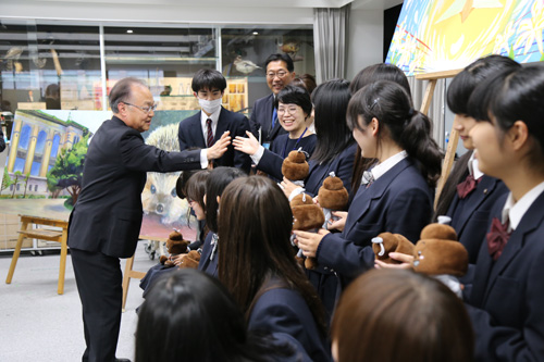 川口市立高等学校美術部への感謝状贈呈式(上)